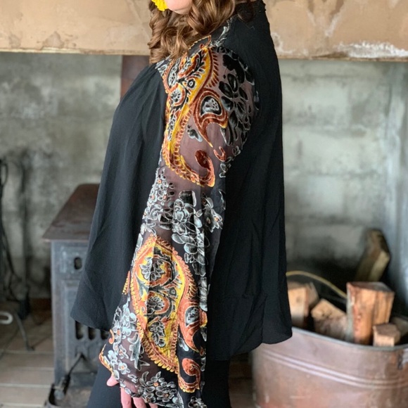 Umgee Black Velvet Burnout Bell Sleeve Blouse​ - Picture 2 of 8